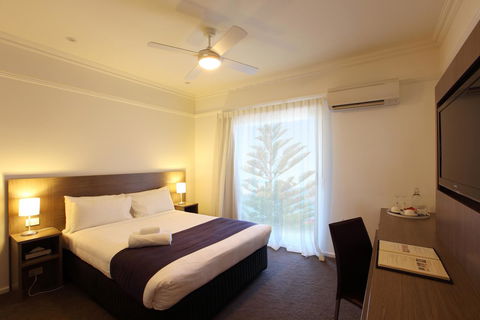 Cottesloe Beach Hotel - Darwin Holiday 24