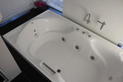 Kendenup Cottages And Lodge - Darwin Holiday 17