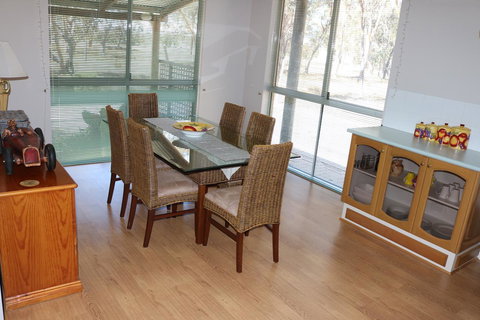 Kendenup Cottages And Lodge - Darwin Holiday 10