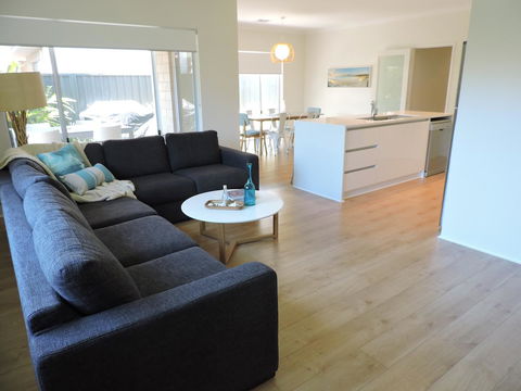 Contemporary Cove - Quindalup - Darwin Holiday 3
