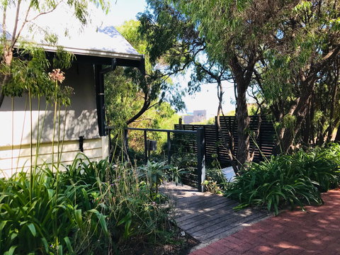 Zephyr Studio - Darwin Holiday 22