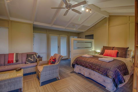 Windfall Estate Vineyard Cottage - Darwin Holiday 0