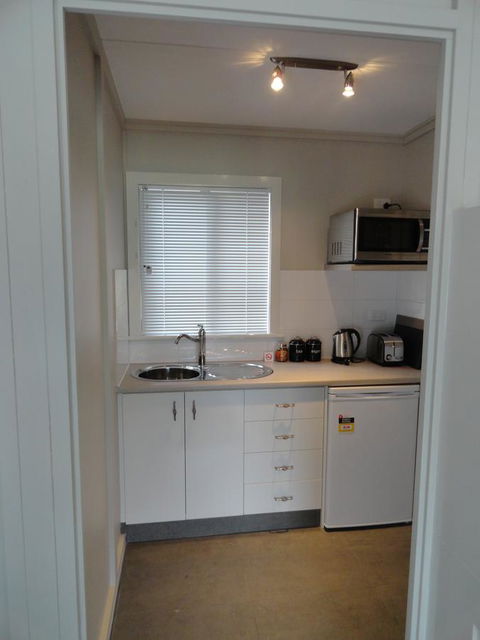 Windfall Estate Vineyard Cottage - Darwin Holiday 5