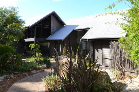 DESIGNER'S STUDIO - Darwin Holiday 13