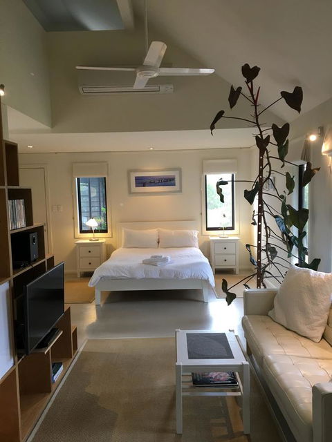 DESIGNER'S STUDIO - Darwin Holiday 0