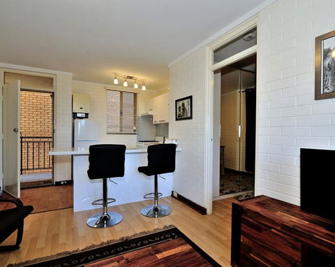 Cappuccino Delight - 1 Bedroom Central Fremantle Apartment - Darwin Holiday 2