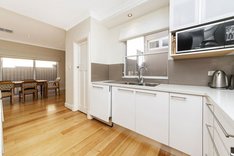 Inner Western Suburbs Retreat - Darwin Holiday 5