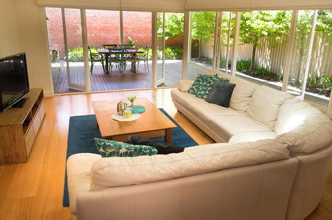Inner Western Suburbs Retreat - Darwin Holiday 3