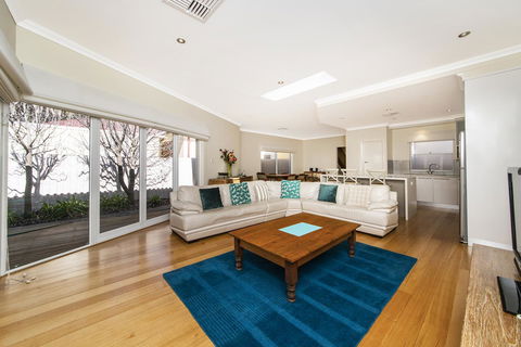 Inner Western Suburbs Retreat - Darwin Holiday 8