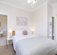 Light bright quality river views Free parking - Darwin Holiday