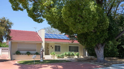 Susan Yong's Studio - Darwin Holiday 0