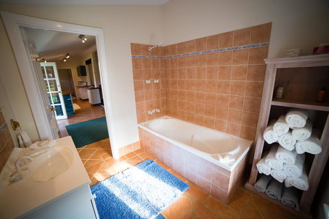 Park Farm Retreat - Darwin Holiday 3