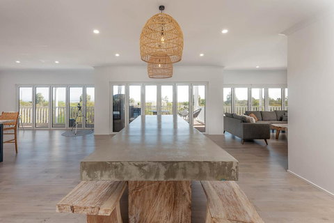 Blue Sky Escapes The Lookout Lancelin - Darwin Holiday 34