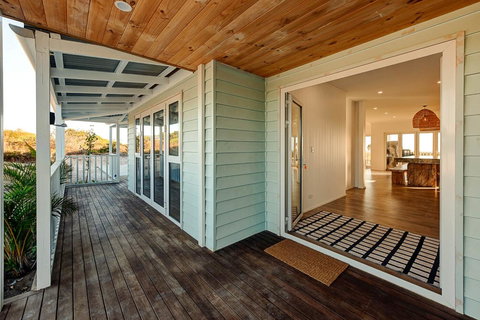 Blue Sky Escapes The Lookout Lancelin - Darwin Holiday 10