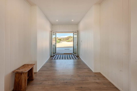 Blue Sky Escapes The Lookout Lancelin - Darwin Holiday 3