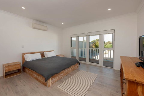 Blue Sky Escapes The Lookout Lancelin - Darwin Holiday 6