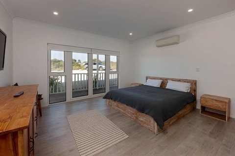 Blue Sky Escapes The Lookout Lancelin - Darwin Holiday 33