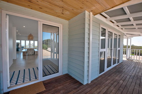 Blue Sky Escapes The Lookout Lancelin - Darwin Holiday 8