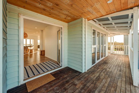 Blue Sky Escapes The Lookout Lancelin - Darwin Holiday 4