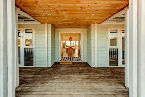 Blue Sky Escapes The Lookout Lancelin - Darwin Holiday 19