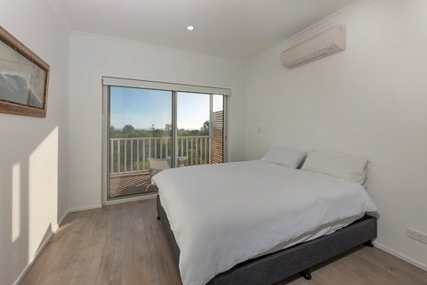 Blue Sky Escapes The Lookout Lancelin - Darwin Holiday 14