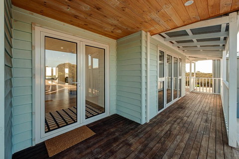 Blue Sky Escapes The Lookout Lancelin - Darwin Holiday 18