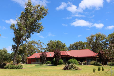 Burton Farmhouse - Darwin Holiday 8