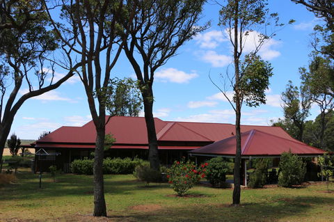 Burton Farmhouse - Darwin Holiday 3