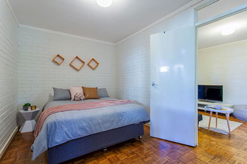 Fremantle Coastal Stay - 1 Bedroom Central Apartment - Darwin Holiday 0