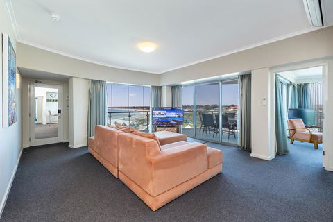 A 406 FANTASTIC OCEAN BEACH And MARINA VIEW APT - MANDURAH - Darwin Holiday 0