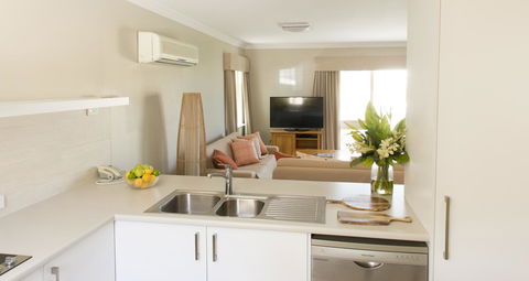 The Marina Hotel - Mindarie - Darwin Holiday 24