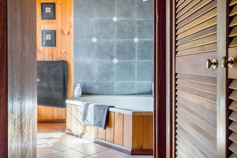 Freycinet Panorama - Darwin Holiday 13