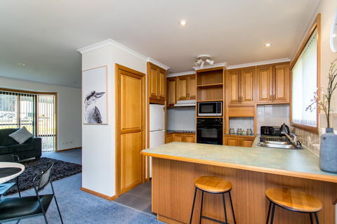 Acton Park Holiday Units - Darwin Holiday 10