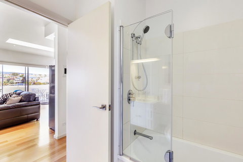 Bellerive Marina View Apartments NO 27 - Darwin Holiday 11