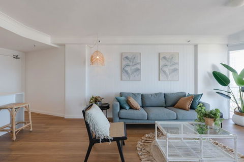 NEW Beautiful 1 Bedroom Beach Views Broadbeach - Darwin Holiday 1