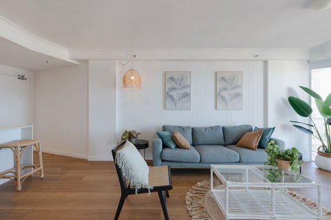 NEW Beautiful 2 Bed Ocean Views In Broadbeach - Darwin Holiday 1