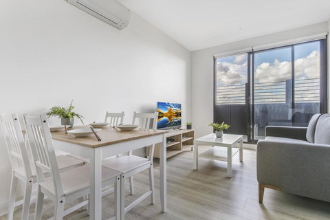 New One-Bedroom With Sweeping Views - Darwin Holiday 0