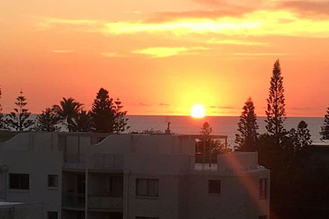 NEW UPMARKET COMFORTABLE 2 Bed, 2 Bath, OCEAN VIEWS, 250m To BUDDINA BEACH! - Darwin Holiday 1