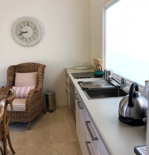 NEW: Tranquil Retreat -The Barn House Ingleside, Northern Beaches - Darwin Holiday 3