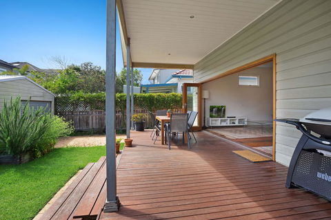 Newcastle Executive Homes - Cooks Hill Cottage - Darwin Holiday 1