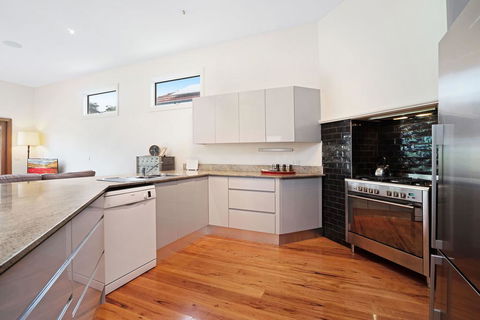 Newcastle Executive Homes - Cooks Hill Cottage - Darwin Holiday 3
