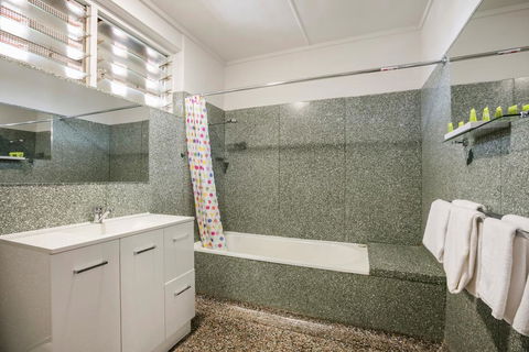 Nightcap At Camp Hill Hotel - Darwin Holiday 3