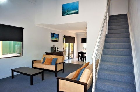 Ningaloo Breeze Villa 8 - 3 Bedroom Fully Self-Contained Holiday Accommodation - Darwin Holiday 2