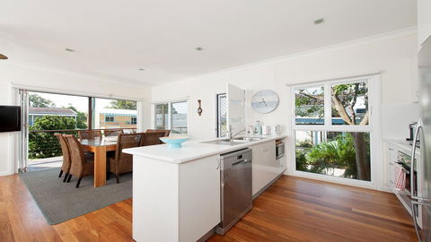 No. 1 Fingal Bay Beach House - The Little Abode - Darwin Holiday 3