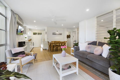 Noosa Heads Beach Comfort - Unit 3 Yaringa, 29 Noosa Drive - Darwin Holiday 1