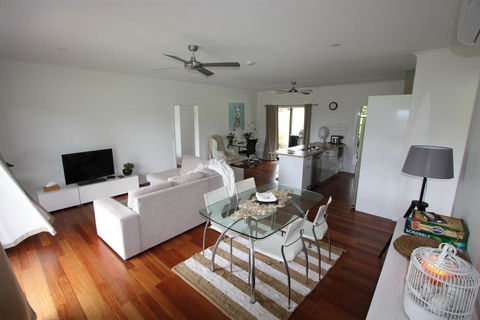 Noosa Hinterland Country Cottage 'Tru-Blu' - Darwin Holiday 3