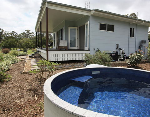 Noosa Hinterland Country Cottage 'Tru-Blu' - Darwin Holiday 0