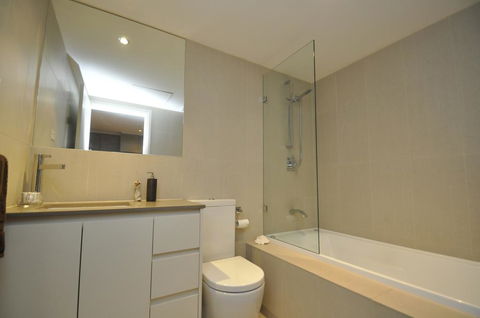 NORTH SYDNEY FULLY SELF CONTAINED MODERN 2 BED APARTMENT (16WAL) - Darwin Holiday 3