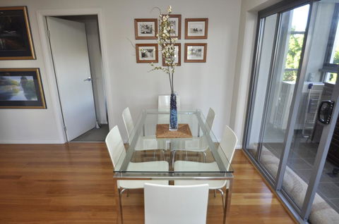 NORTH SYDNEY FULLY SELF CONTAINED MODERN 2 BED APARTMENT (16WAL) - Darwin Holiday 1