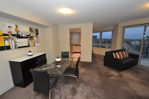 North Sydney Fully Self Contained Modern 2 Bed Apartment (2207BER) - Darwin Holiday 2